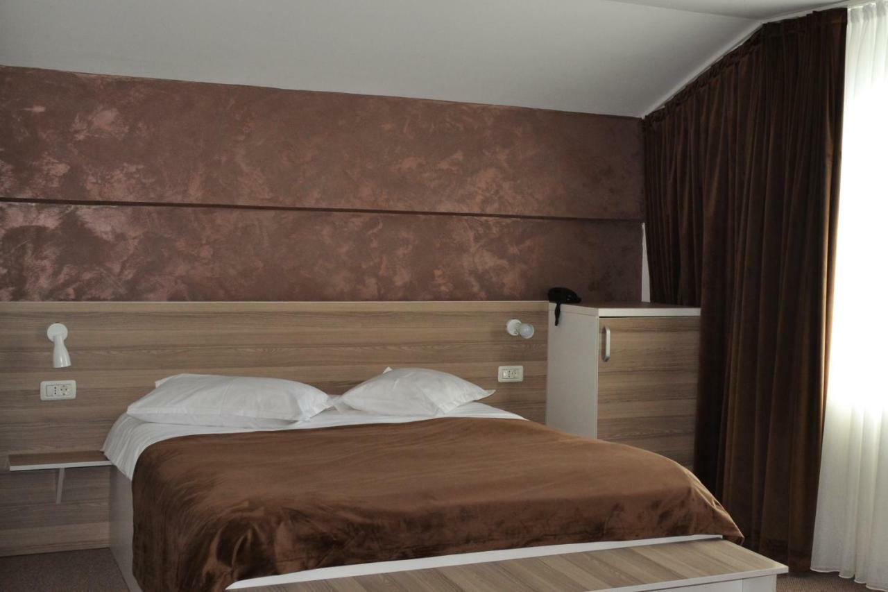 Hotel Rehoma Piteşti Kültér fotó